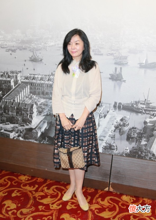 【就爱时尚】“最美小龙女”近照，虽发福明显但脸上无皱纹，62岁看起来像30岁