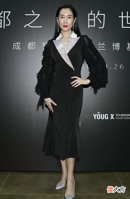【就爱时尚】温峥嵘优雅老去很真实！西装裙穿出女王气场，有皱纹也不影响气质