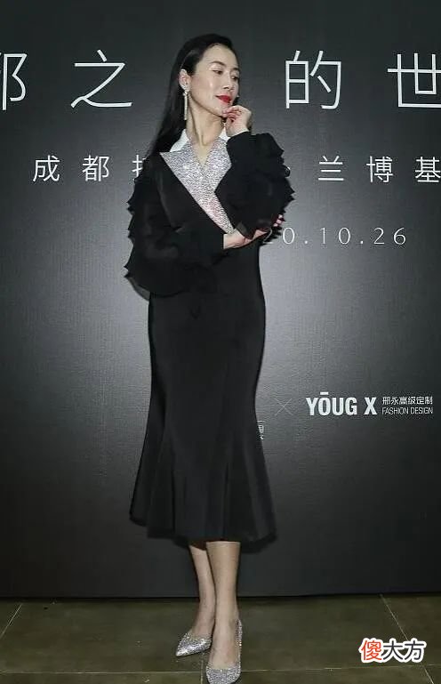 【就爱时尚】温峥嵘优雅老去很真实！西装裙穿出女王气场，有皱纹也不影响气质