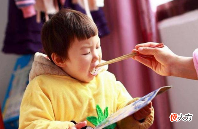 遇事就哭，孩子玻璃心多半是父母挖下的“坑”，别再一味地埋怨娃