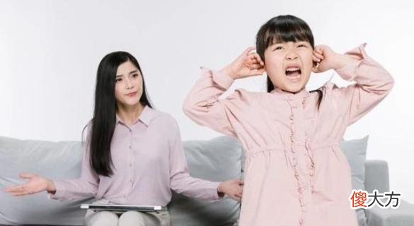 遇事就哭，孩子玻璃心多半是父母挖下的“坑”，别再一味地埋怨娃