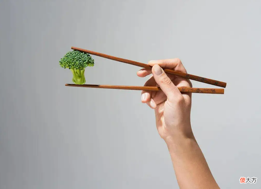 孩子学用筷子，宝妈需要做好这些功课，过早使用或导致不良后果