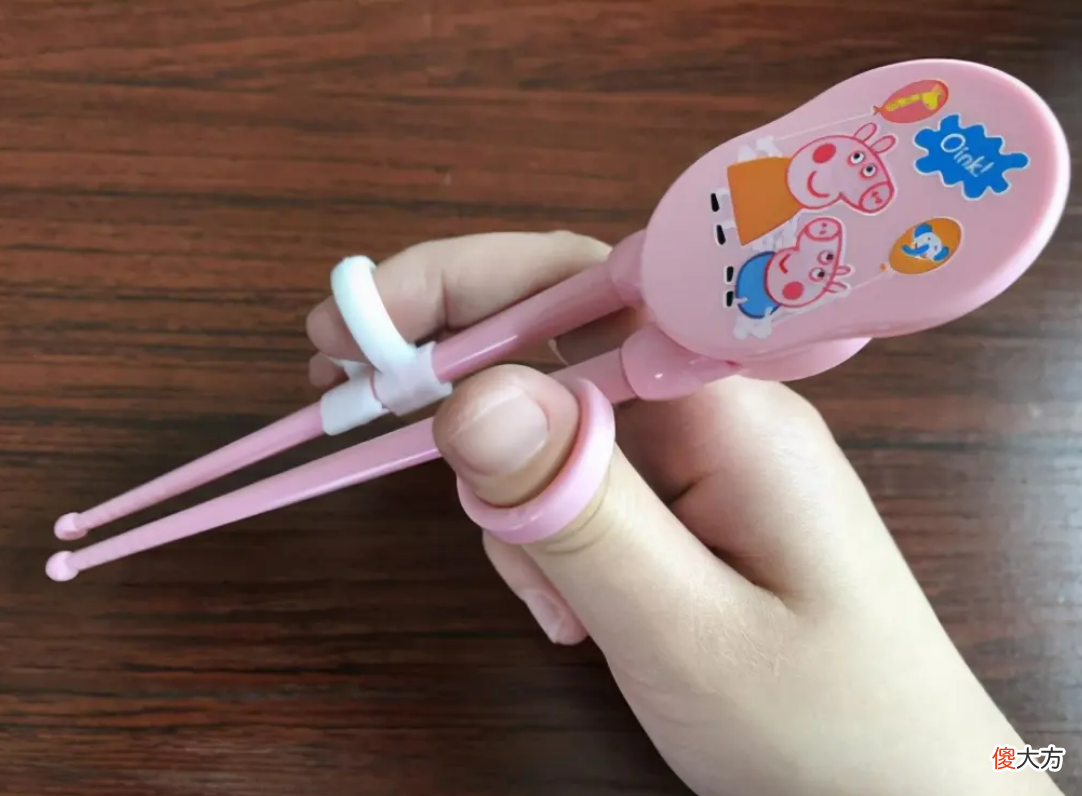 孩子学用筷子，宝妈需要做好这些功课，过早使用或导致不良后果