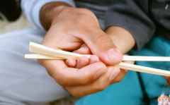 孩子学用筷子，宝妈需要做好这些功课，过早使用或导致不良后果