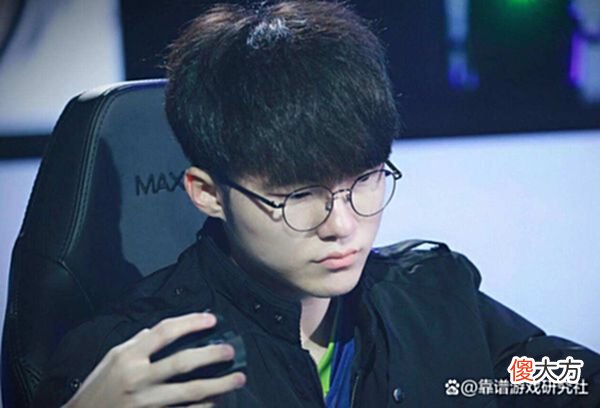 【游戏世界】LOL：Uzi锐评G2对抗赛二连胜，T1没有想象中那么强，Caps比小虎猛