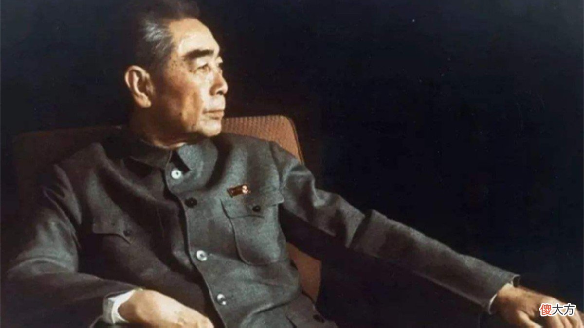 【历史故事】1954年美国记者与周总理握手，故意掏出手帕擦手，周总理犀利反击
