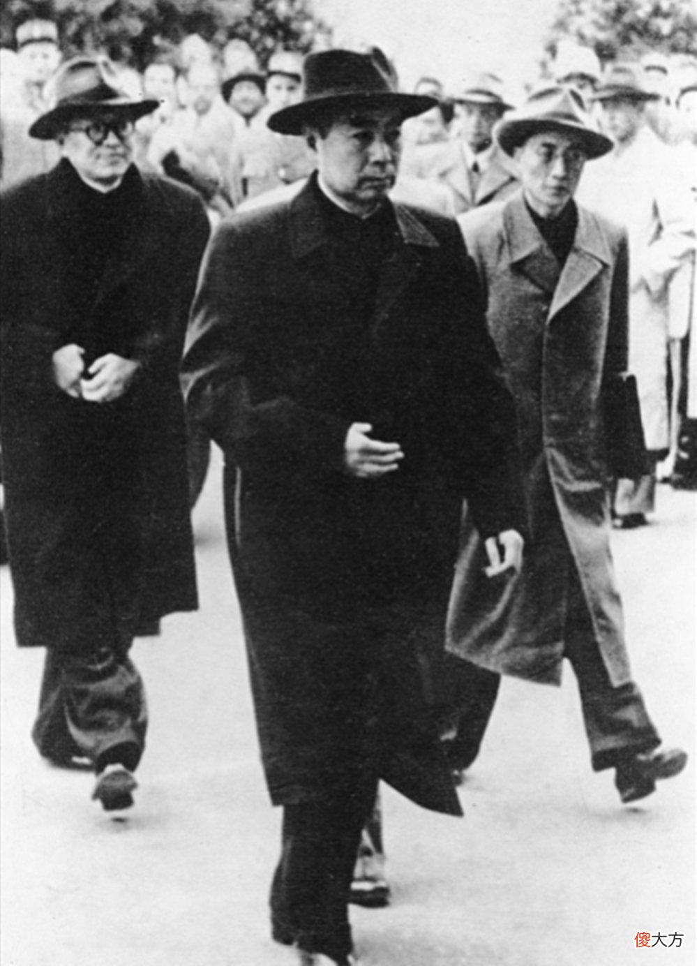【历史故事】1954年美国记者与周总理握手，故意掏出手帕擦手，周总理犀利反击