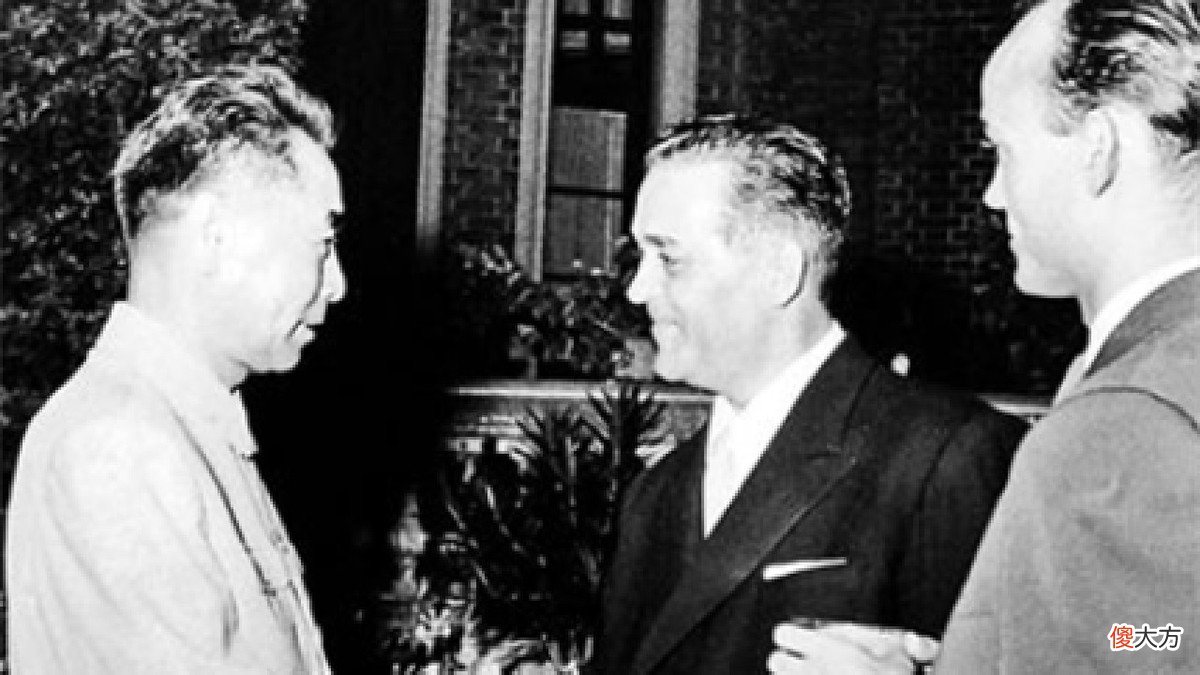 【历史故事】1954年美国记者与周总理握手，故意掏出手帕擦手，周总理犀利反击