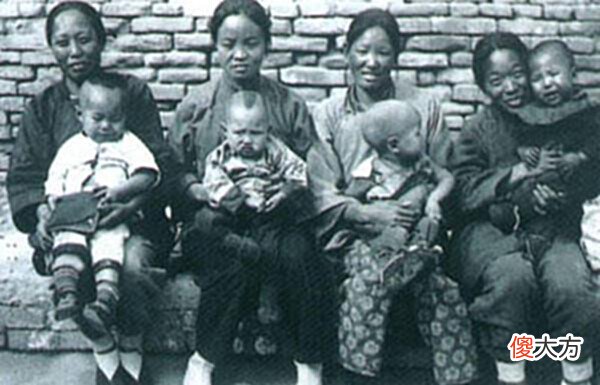 【历史故事】当年湖北56岁盲人在山沟“称帝”,强纳55名后妃,10年后被捕入狱