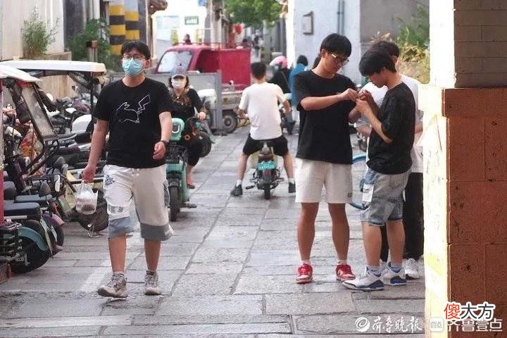 【时尚一点】济南跑步入夏，街头清爽着装登场