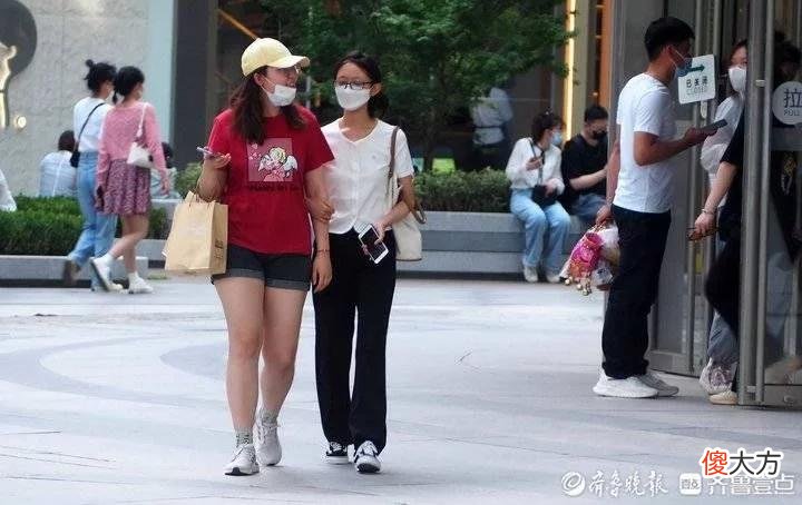 【时尚一点】济南跑步入夏，街头清爽着装登场