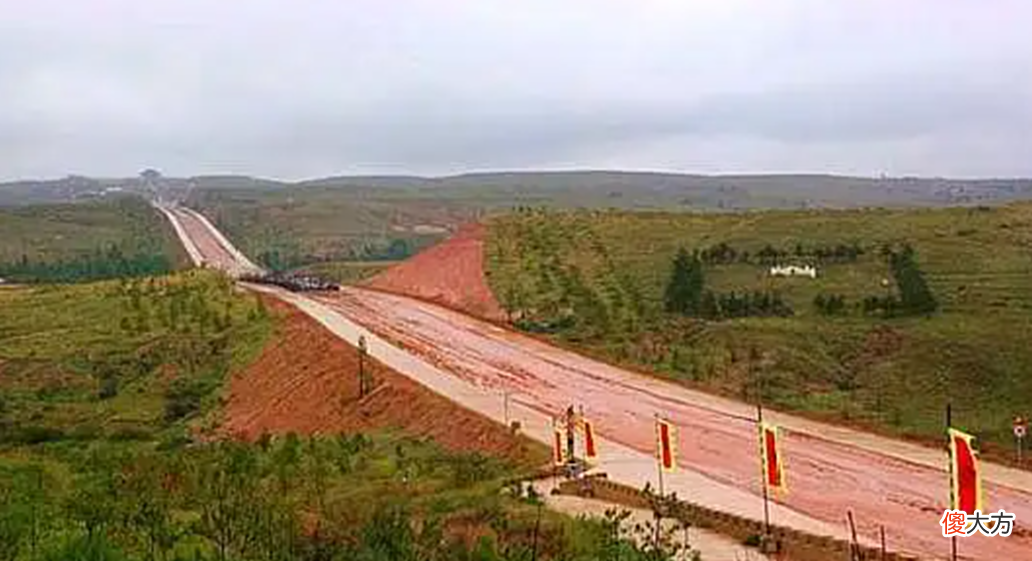 【历史故事】当年秦始皇修建的公路，为何两千多年也不长草？专家解释背后真相