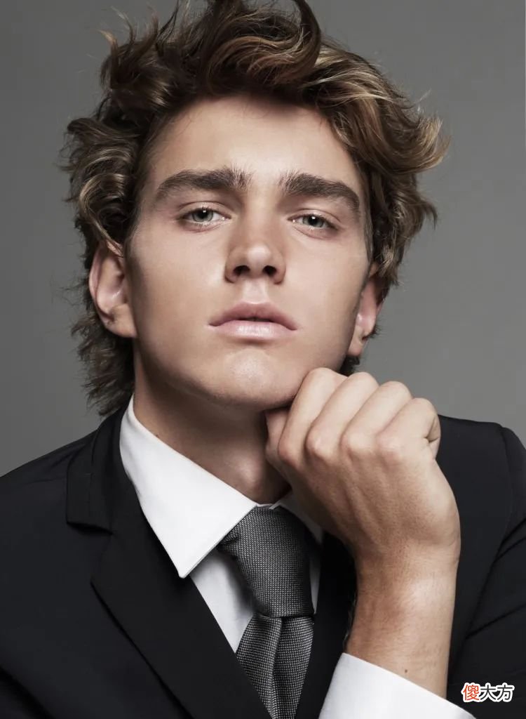 【就爱时尚】Giorgio Armani 的最新男模特，这颜值羡慕了！