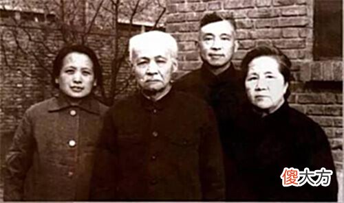 【历史故事】她收到来电:母病速归,穆旦:是圈套,别去!她不信最终悔恨终身