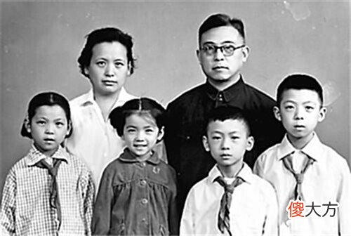 【历史故事】她收到来电:母病速归,穆旦:是圈套,别去!她不信最终悔恨终身