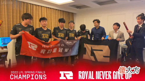 【游戏世界】《英雄联盟》lpl春季赛rng总比分3：2击败tes夺冠