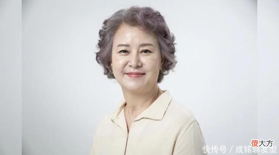 【就爱时尚】女人过了60岁白发很多，烫发和直发哪种更好看？这些发型了解一下