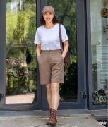 【时尚一点】65岁微胖奶奶真会穿！用普通“白T”搭出高级感，值得同龄人借鉴
