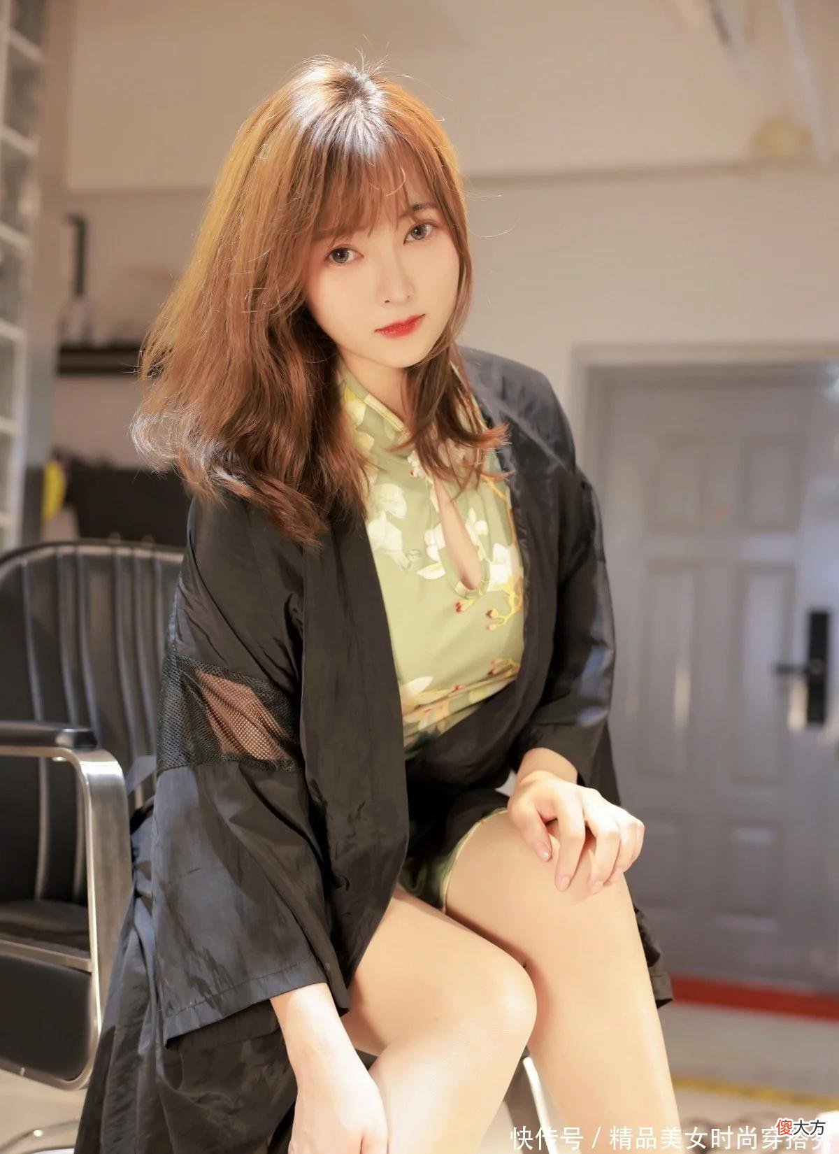 【时尚一点】夏日里身穿清新感十足的旗袍也是不错的选择，既清凉又不失女人味