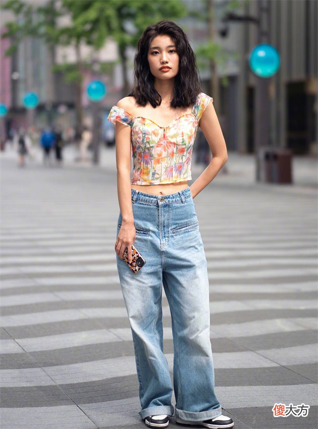 【时尚一点】我对“挤奶衫”的偏见，在看到这些街拍后变了，洋气、显瘦又高级