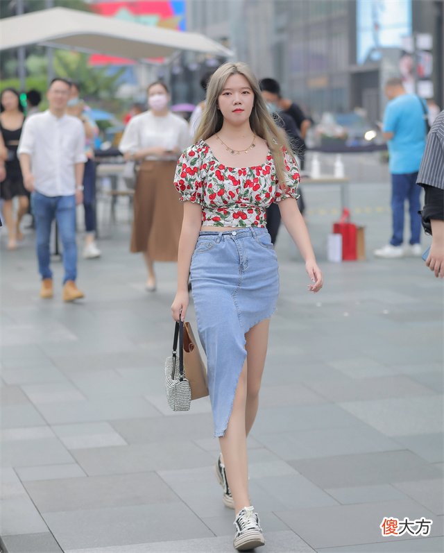 【时尚一点】我对“挤奶衫”的偏见，在看到这些街拍后变了，洋气、显瘦又高级