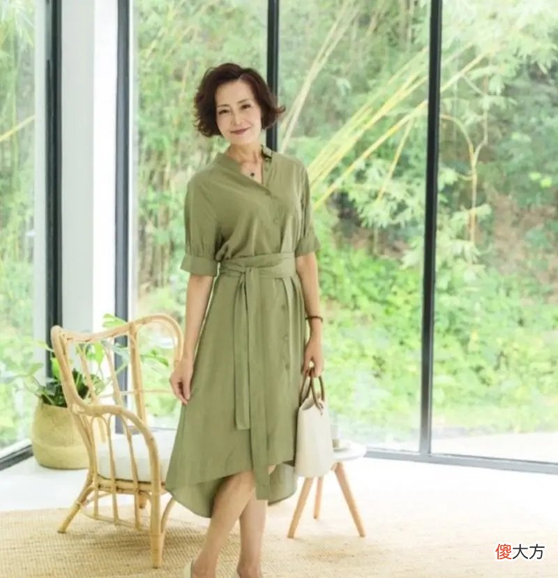 【就爱时尚】50岁女人别穿碎花裙了！今夏流行穿这4款裙子，气质又减龄