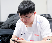 【游戏迷】imp看乌兹开播：段位钻石一排不到我，但他礼物那么多，我先哭一会