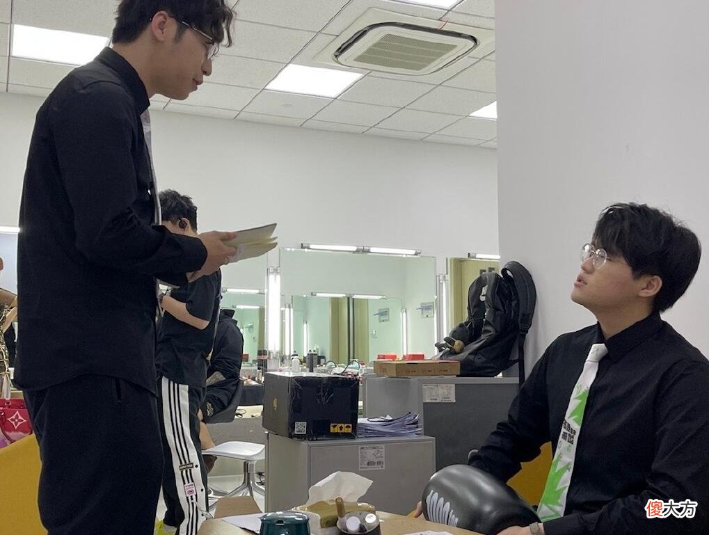 【游戏迷】RNG隔天成功复仇G2，Gala表现引发热议，赛后姿态的点评很到位