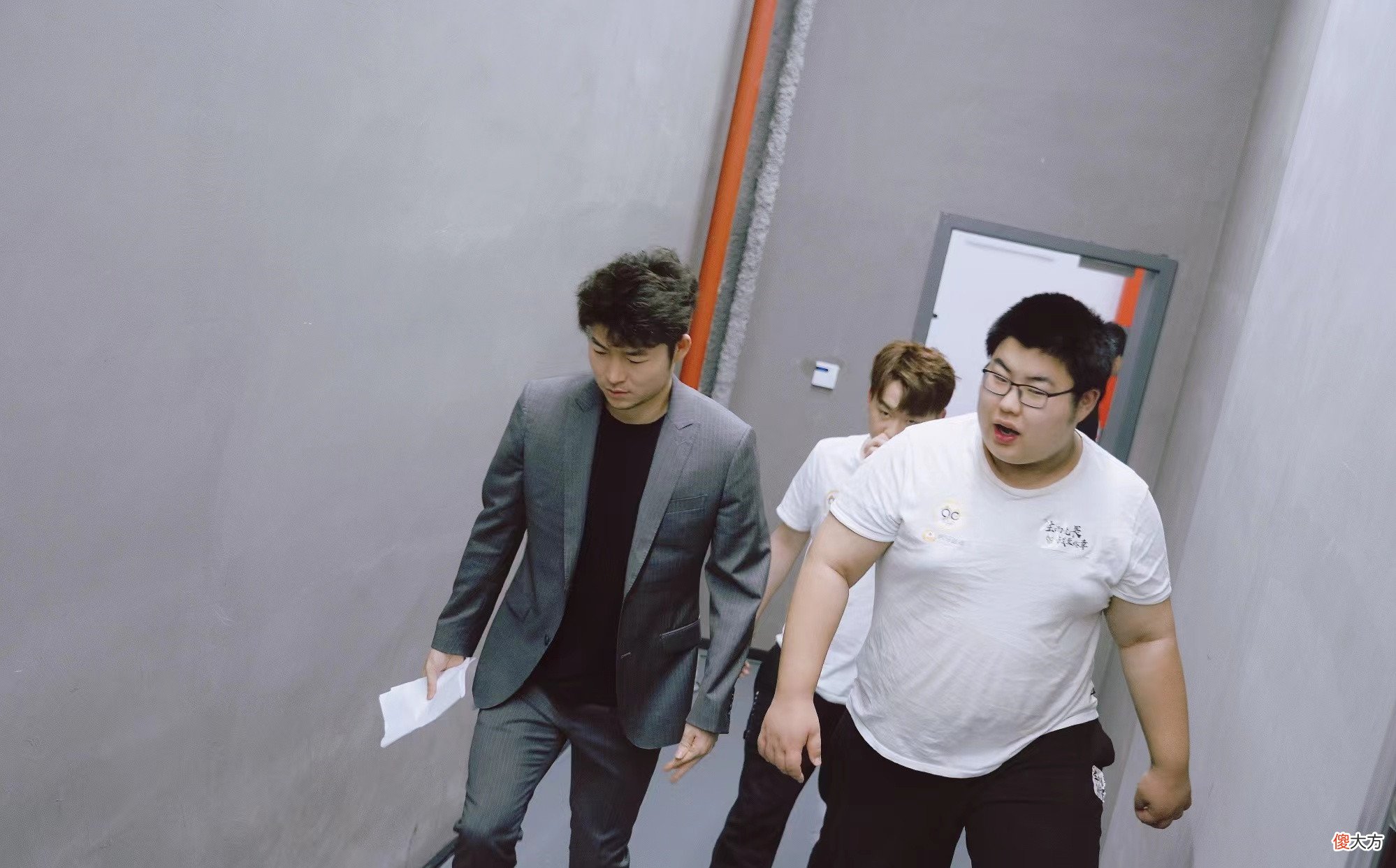 【游戏世界】狼队小胖被嘲“喷子怪”，巅峰赛全局辱骂辅助，遭队友集体抵制
