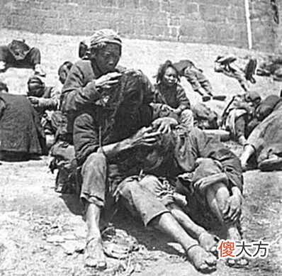 【历史故事】老照片:100年前的珍贵照片,男子与洋女人结婚,人拉飞机