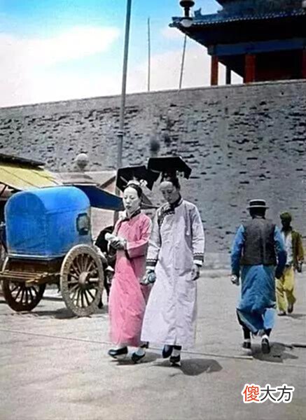 【历史故事】老照片:100年前的珍贵照片,男子与洋女人结婚,人拉飞机