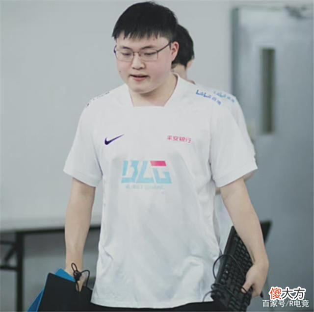 【游戏世界】乌兹新平台首播，亲自玩“红温梗”？自我调侃：我脸红红的没美颜