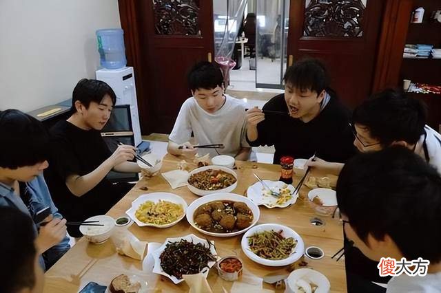 【游戏世界】JDG煮饭阿姨要求曝光，难怪369被养成酒桶！网友：上单不肥怎么赢