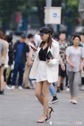 【时尚一点】一字带细跟凉鞋，搭配变色高腰短裙，还有一件休闲西服外套