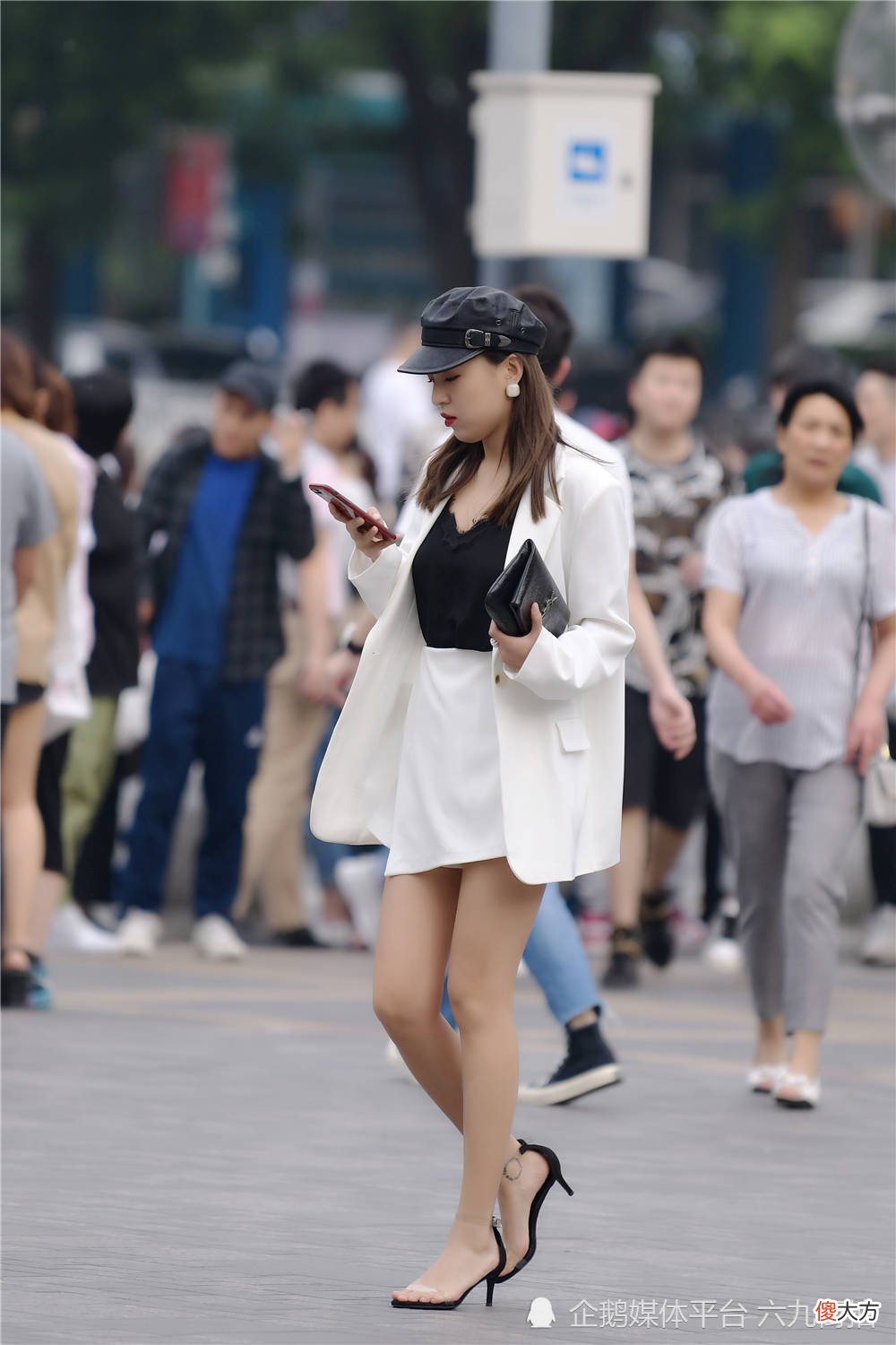 【时尚一点】一字带细跟凉鞋，搭配变色高腰短裙，还有一件休闲西服外套