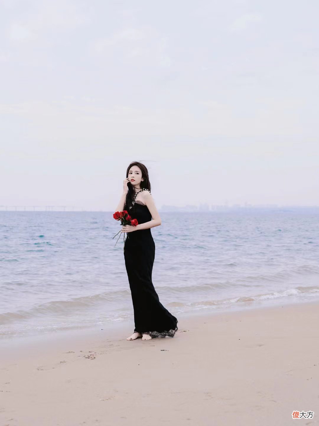 【就爱时尚】白鹿海边视觉大片，穿人鱼裙配玫瑰花，身姿曼妙，极具艺术美感