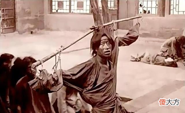 【爱历史】清末刑罚老照片：半空蹲马步，图5是不守妇道的女犯独特的惩罚！