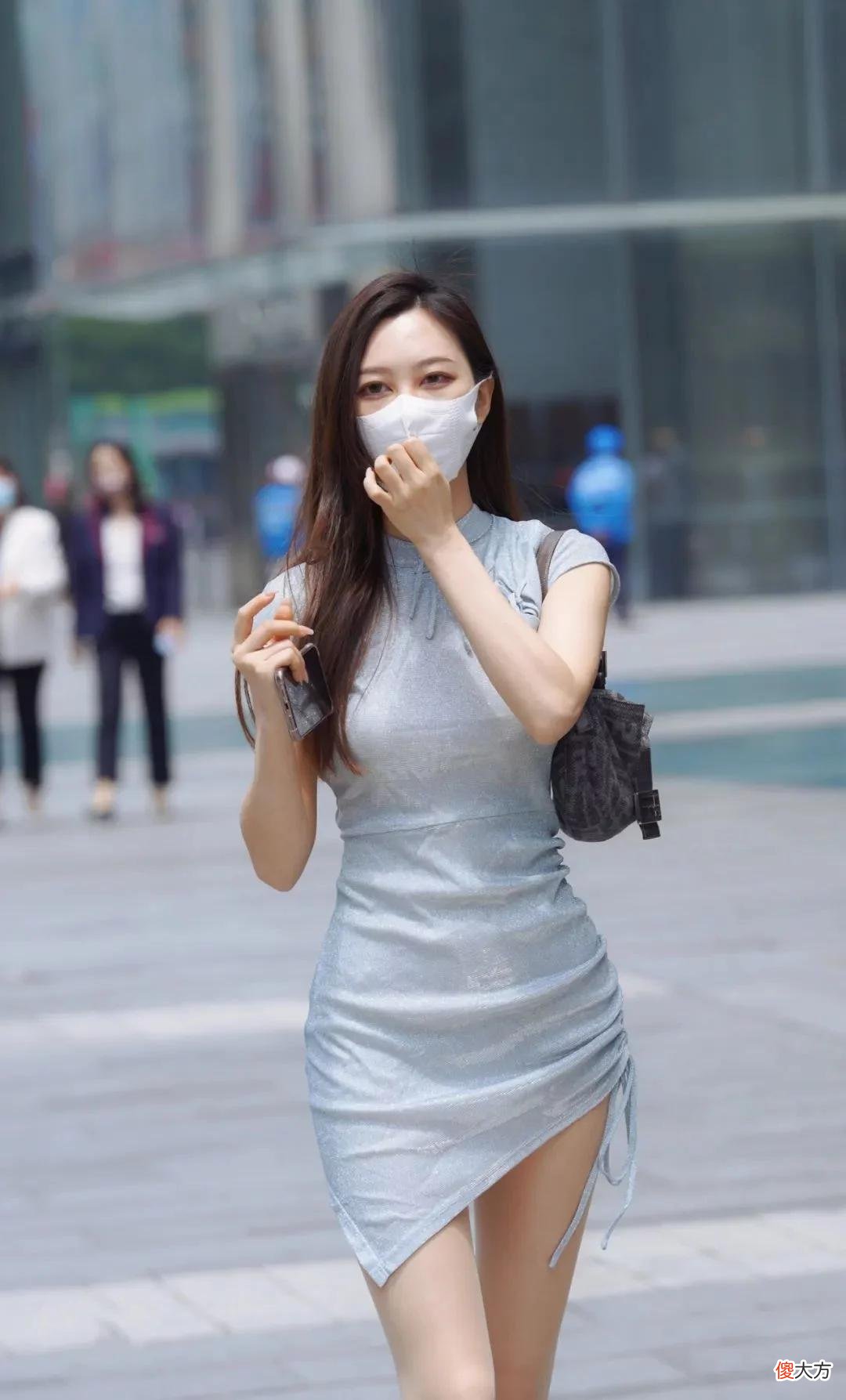 【就爱时尚】穿浅色裙子的时尚女生，展现出无限美好风光，散发气质女神魅力！