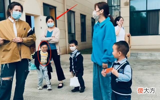 熊磊送儿子楷楷读幼儿园，楷楷却遭外人眼神歧视，孩子实在是无辜