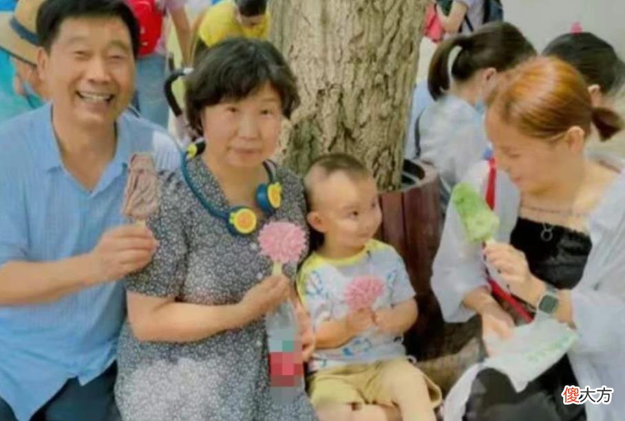 熊磊送儿子楷楷读幼儿园，楷楷却遭外人眼神歧视，孩子实在是无辜