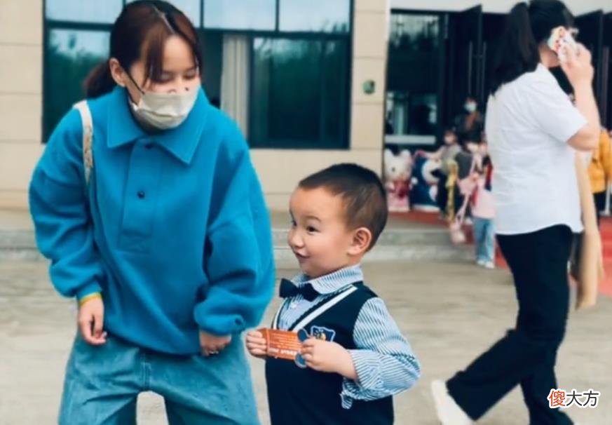 熊磊送儿子楷楷读幼儿园，楷楷却遭外人眼神歧视，孩子实在是无辜