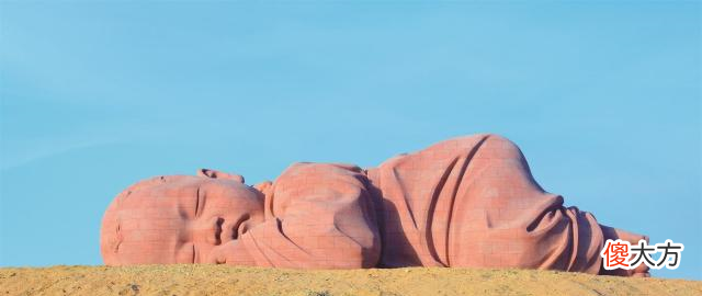 甘肃出现神秘“巨婴”，沙漠中孤独沉睡3年，游客看后直呼心疼