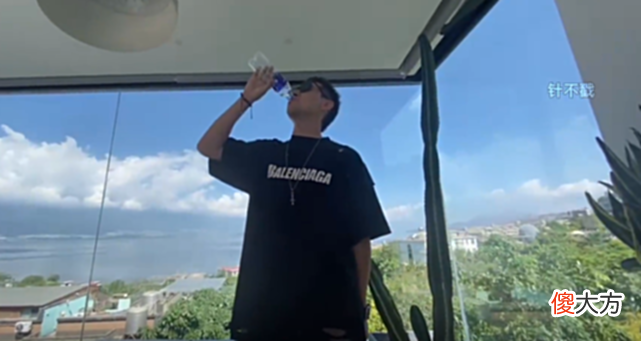 【游戏世界】男人越老越吃香？钱小佳和阿涵确定关系前，还收到过小鲁班的鲜花