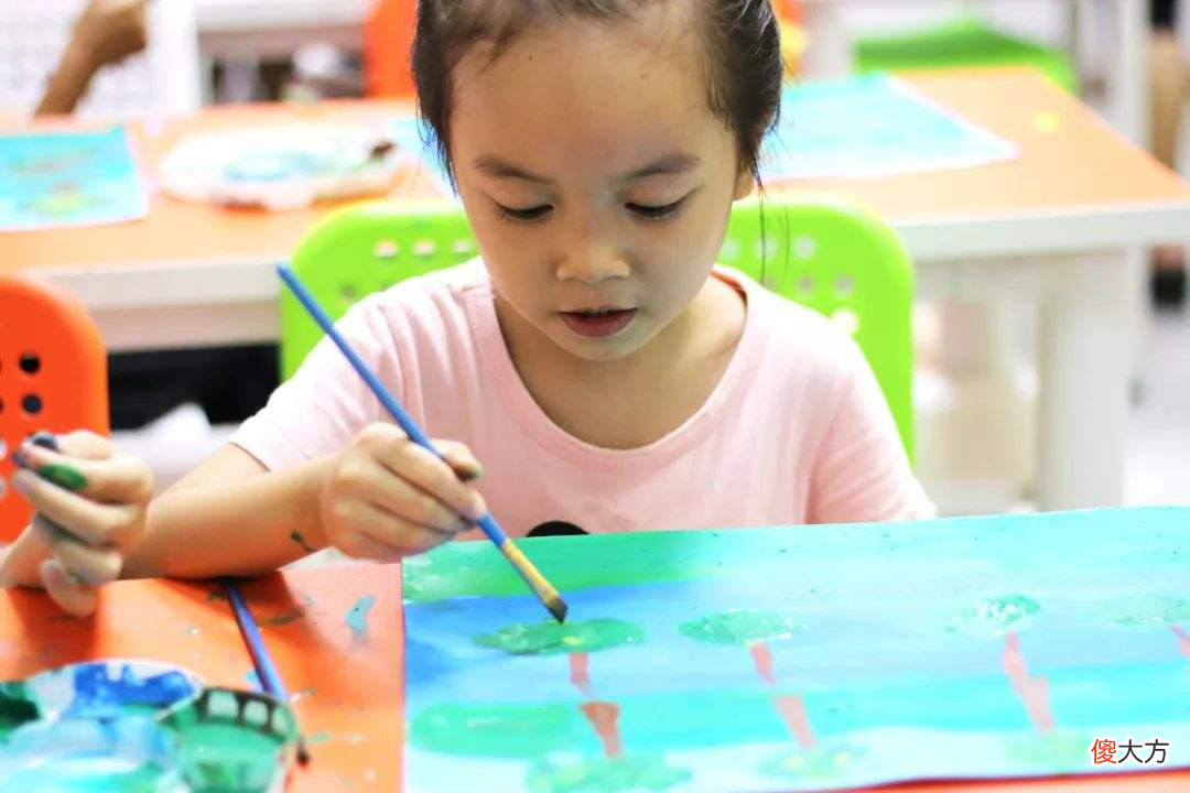 在校画神在家画渣，孩子一年学到了啥？8岁前的绘画班就是智商税