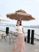 【时尚一点】今夏流行穿“白T恤＋过膝裙”，掌握这3个技巧，优雅又高级
