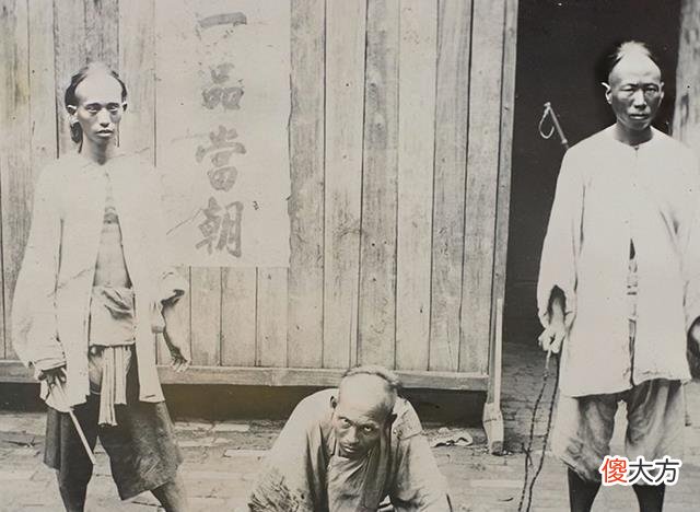 【历史故事】晚清老照片：良家妇女杀害传教士被当街斩首，男子跪地求饶保命！