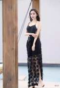【就爱时尚】颇具欧美风格的一款泳衣黑色的吊带连体款式泳衣外加一条半身的黑色纱裙太美