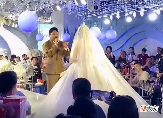 【时尚一点】山东一新人婚礼对唱，新娘颜值高气质绝唱功佳，新郎高音不输歌手