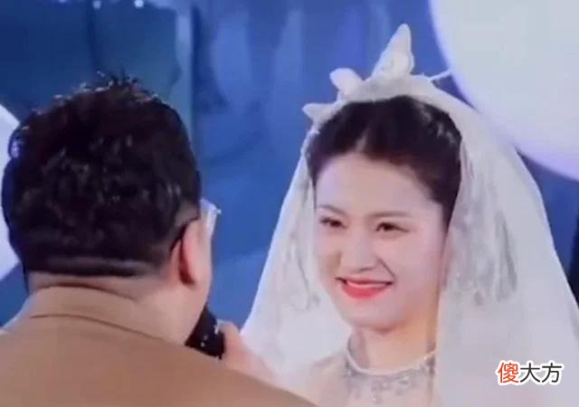 【时尚一点】山东一新人婚礼对唱，新娘颜值高气质绝唱功佳，新郎高音不输歌手
