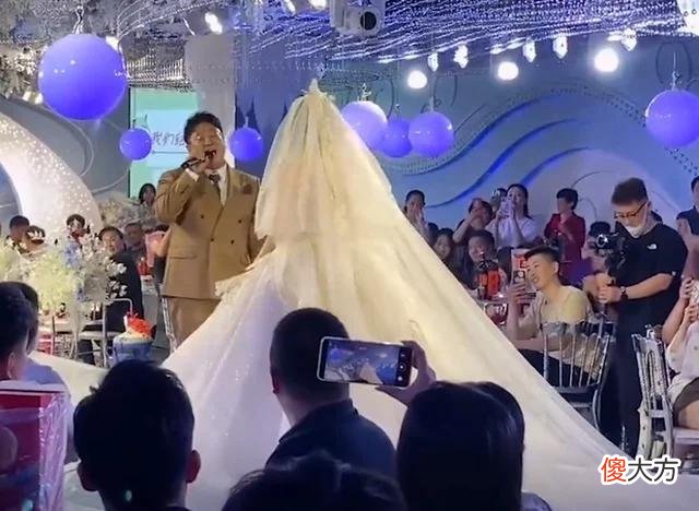 【时尚一点】山东一新人婚礼对唱，新娘颜值高气质绝唱功佳，新郎高音不输歌手